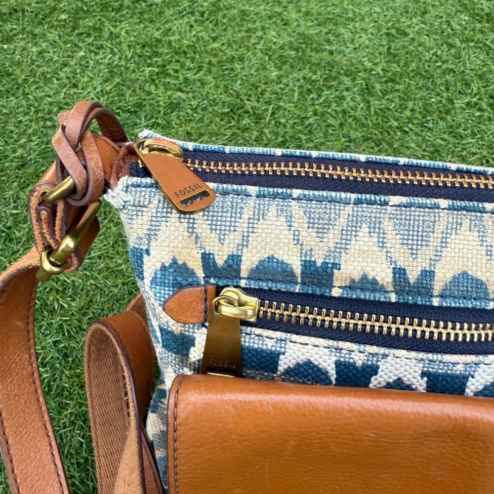 Fossil Kinley Crossbody Purse Front‎ Flap Pocket Blue Aztec Fabric Tan Leather - Picture 3 of 10